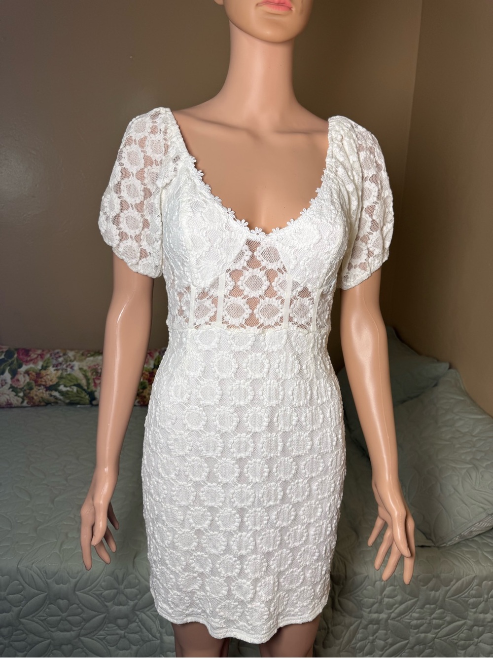 Blush BJ White Floral Lace Sheer V-Neck Puff Short Sleeve Sheath Knee L